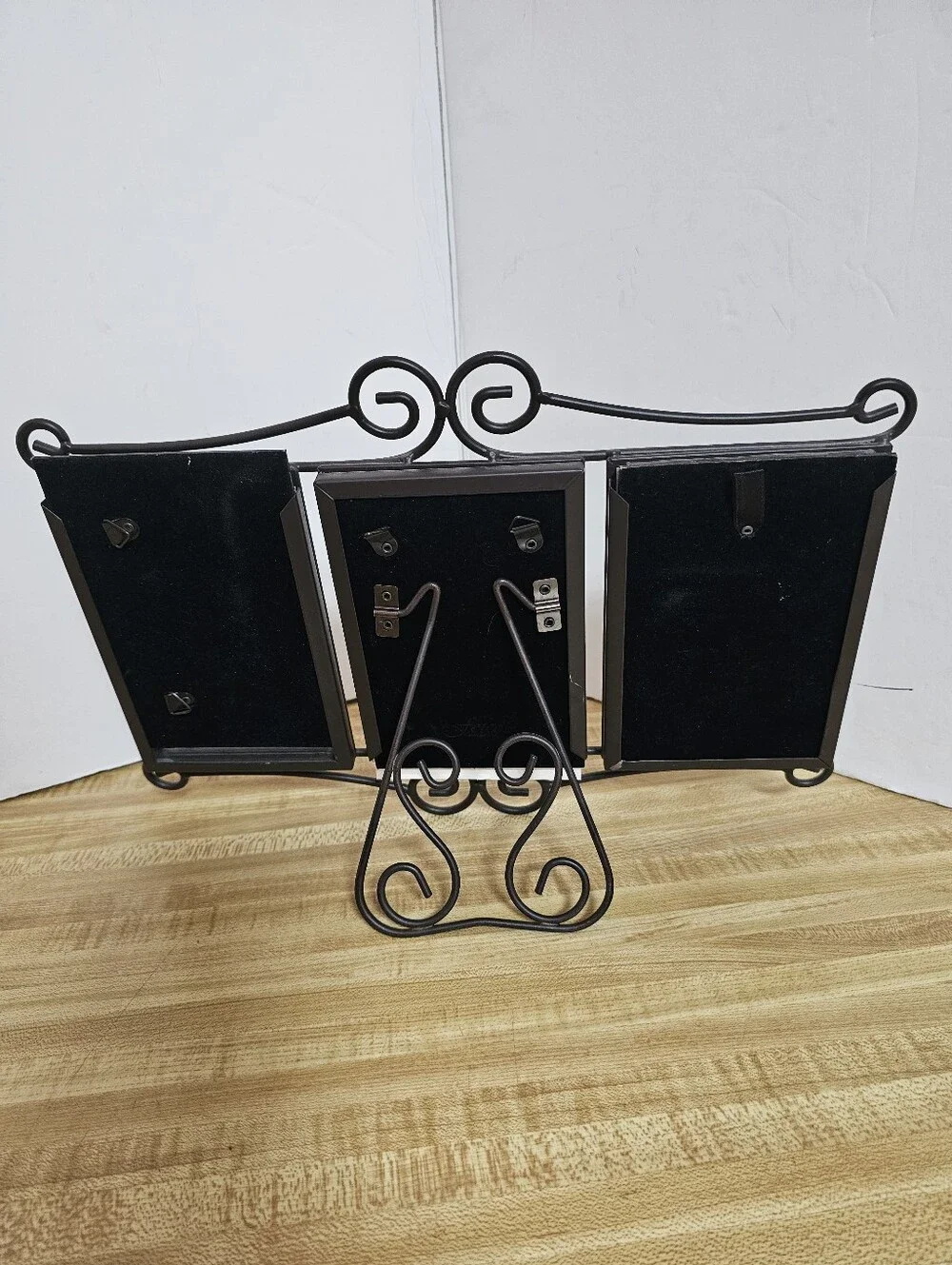 Aaron Brothers Triple 4x6 Photo Frame Black Metal Scroll Easel Wall Display